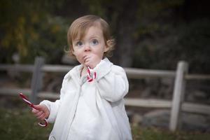 adorável menina brincando no parque foto