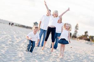 filhos de irmãos felizes pulando de alegria foto