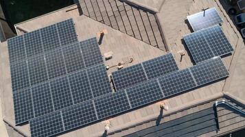 painéis solares instalados no telhado da casa grande foto