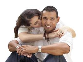 casal jovem hispânico feliz isolado no branco foto