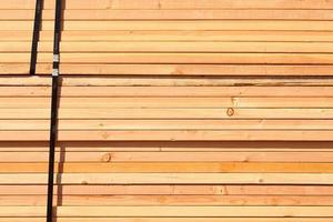 pilha de madeira de construção foto