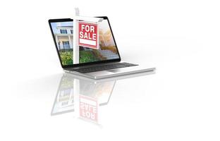 à venda sinal imobiliário no computador portátil isolado em um fundo branco com reflexão. foto