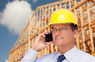 empreiteiro no capacete de segurança no canteiro de obras foto