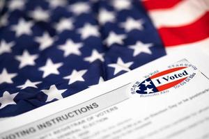 instruções de votação com adesivo i votei na bandeira americana foto