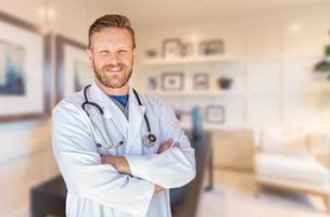 bonito jovem adulto médico masculino com barba dentro do escritório foto