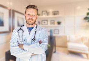 bonito jovem adulto médico masculino com barba dentro do escritório foto