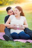 retrato de jovem casal grávida hispânica ao ar livre foto