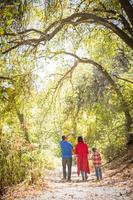 família caucasiana e hispânica de raça mista passeando no parque. foto