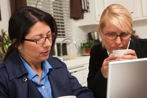 mulheres de negócios trabalhando no laptop foto