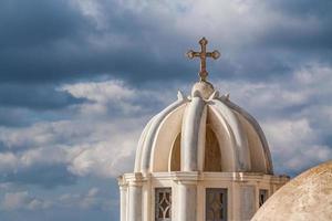 cúpula de igreja cristã cênica e crucifixo com fundo nublado foto