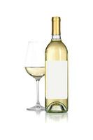 copo de vinho e garrafa com rótulo em branco pronto para gráfico e texto isolado no branco. foto