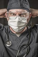 médico ou enfermeiro usando jaleco, máscara protetora e óculos de proteção foto
