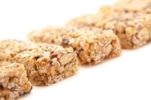 linha de várias barras de granola isoladas em branco foto