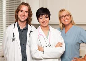 três médicos ou enfermeiras sorridentes foto