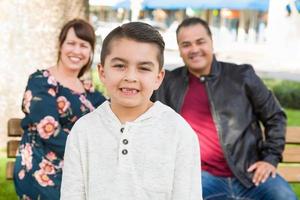 retrato de família jovem de raça mista no parque foto