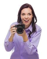 jovem atraente de raça mista com câmera dslr em branco foto