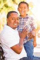 filho de raça mista e pai afro-americano brincando ao ar livre juntos. foto
