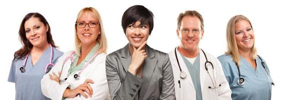 jovem mulher multiétnica com médicos e enfermeiras atrás foto