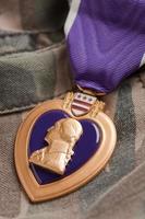 medalha de guerra de coração roxo em material de camuflagem foto