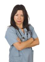 médico hispânico sério ou enfermeira em branco foto