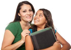 orgulhosa mãe hispânica e filha pronta para a escola foto