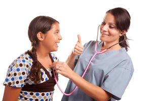 menina bonita hispânica e médica isolada foto