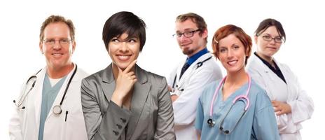 mulher jovem de raça mista com médicos e enfermeiras atrás foto