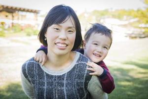 mãe chinesa se divertindo com seu filho mestiço foto