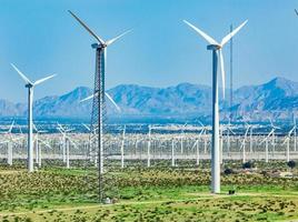 impressionante fazenda de turbinas eólicas no deserto da Califórnia. foto