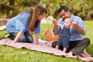 família de raça mista feliz brincando no parque foto