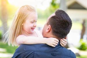 jovem caucasiano pai e filha se divertindo no parque foto