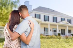 casal militar olhando para uma bela casa nova foto