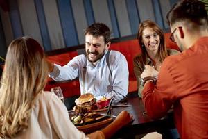 jovens jantando no restaurante foto