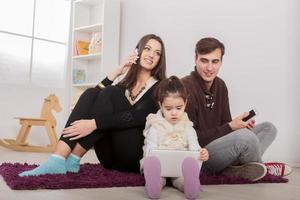 família feliz sentada na sala foto