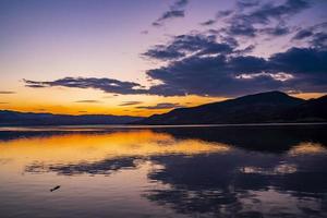 pôr do sol no desfiladeiro do Danúbio em djerdap na sérvia foto