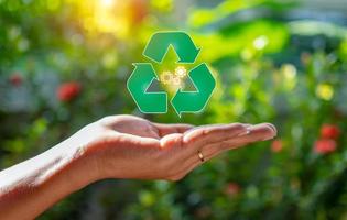 feche a mão segurando o símbolo de reciclagem verde. conceito de reciclagem. foto