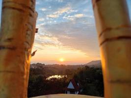 vista do pôr do sol à noite na montanha em wat khao kho phatthanaram, província de phetchabun foto