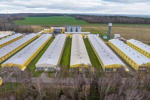 vista aérea de fileiras de fazendas agro com silos e complexo pecuário agroindustrial foto