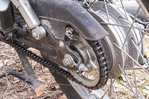 roda traseira da motocicleta e tubo de escape foto