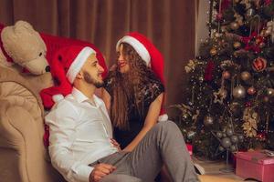 foto horizontal de um lindo casal apaixonado comemora o ano novo e o natal juntos em casa