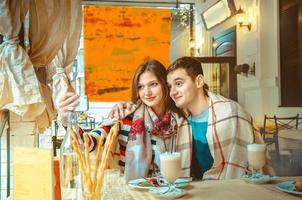 casal apaixonado se divertindo em um encontro foto