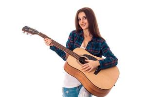 alegre mulher morena tocando violão foto