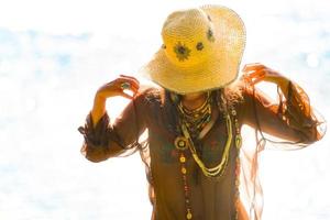 garota hippie grátis incrível ao ar livre, usando um chapéu e acessórios - foto de efeito vintage