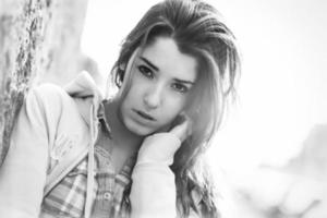 retrato de menina adolescente em preto e branco foto