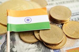 pilha de moedas de dinheiro com bandeira da índia, conceito de banca de finanças foto