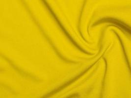 textura de tecido de veludo amarelo usada como plano de fundo. fundo de tecido amarelo vazio de material têxtil macio e liso. há espaço para texto foto