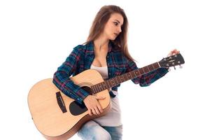 mulher jovem e bonita com guitarra foto