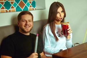 casal no café sorrindo para a câmera foto