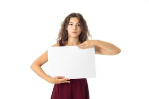 garota de vestido vermelho com cartaz branco foto