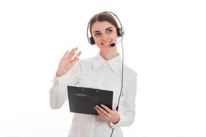 retrato de uma jovem mulher feliz call center com fones de ouvido e microfone isolado no fundo branco foto